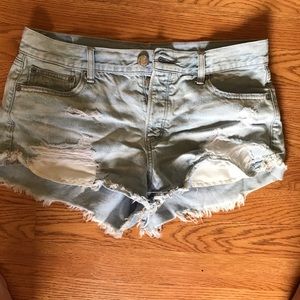 American Eagle light wash tomgirl shortie